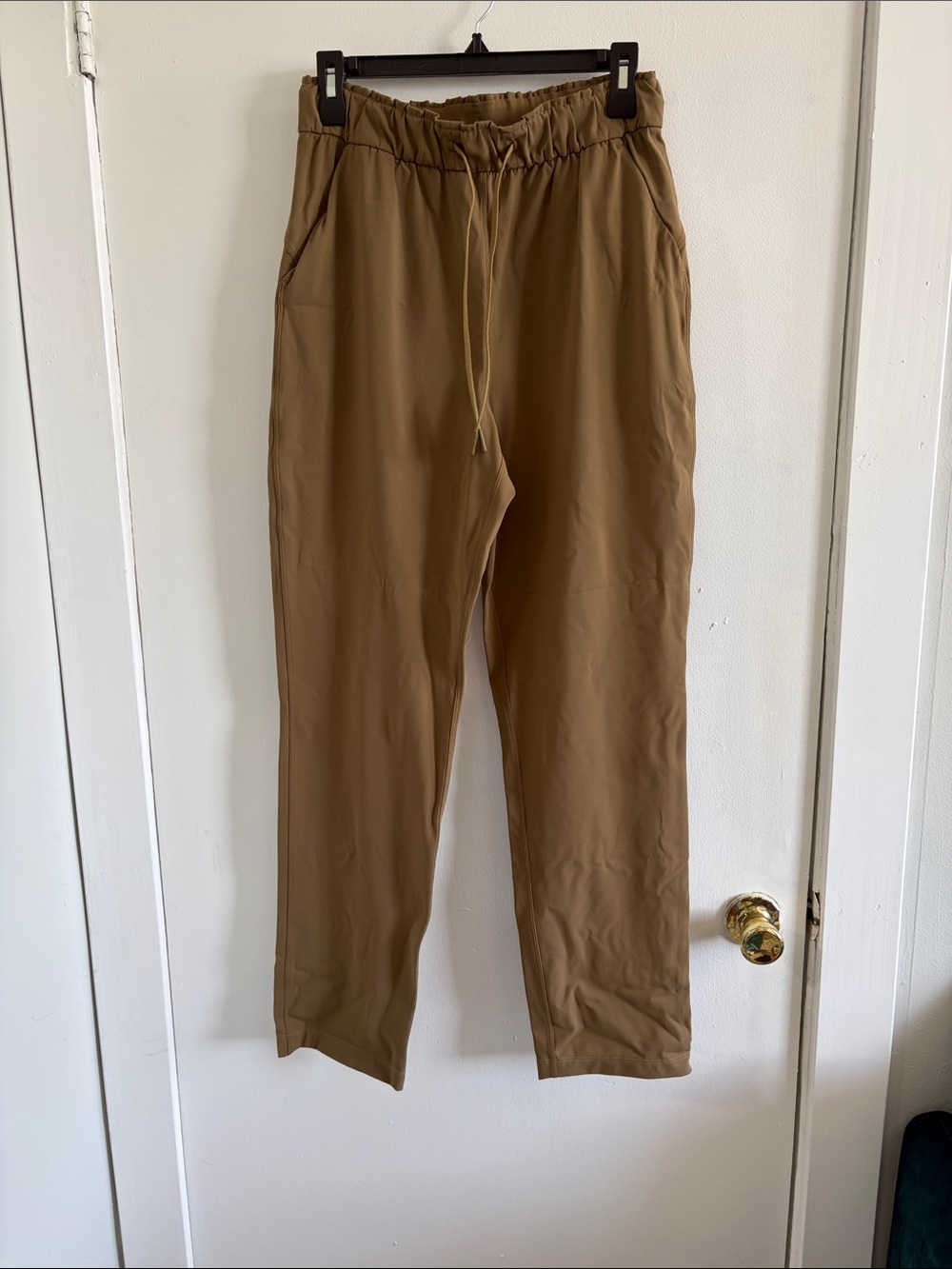 Lululemon Women’s On The Fly Pant in Khaki